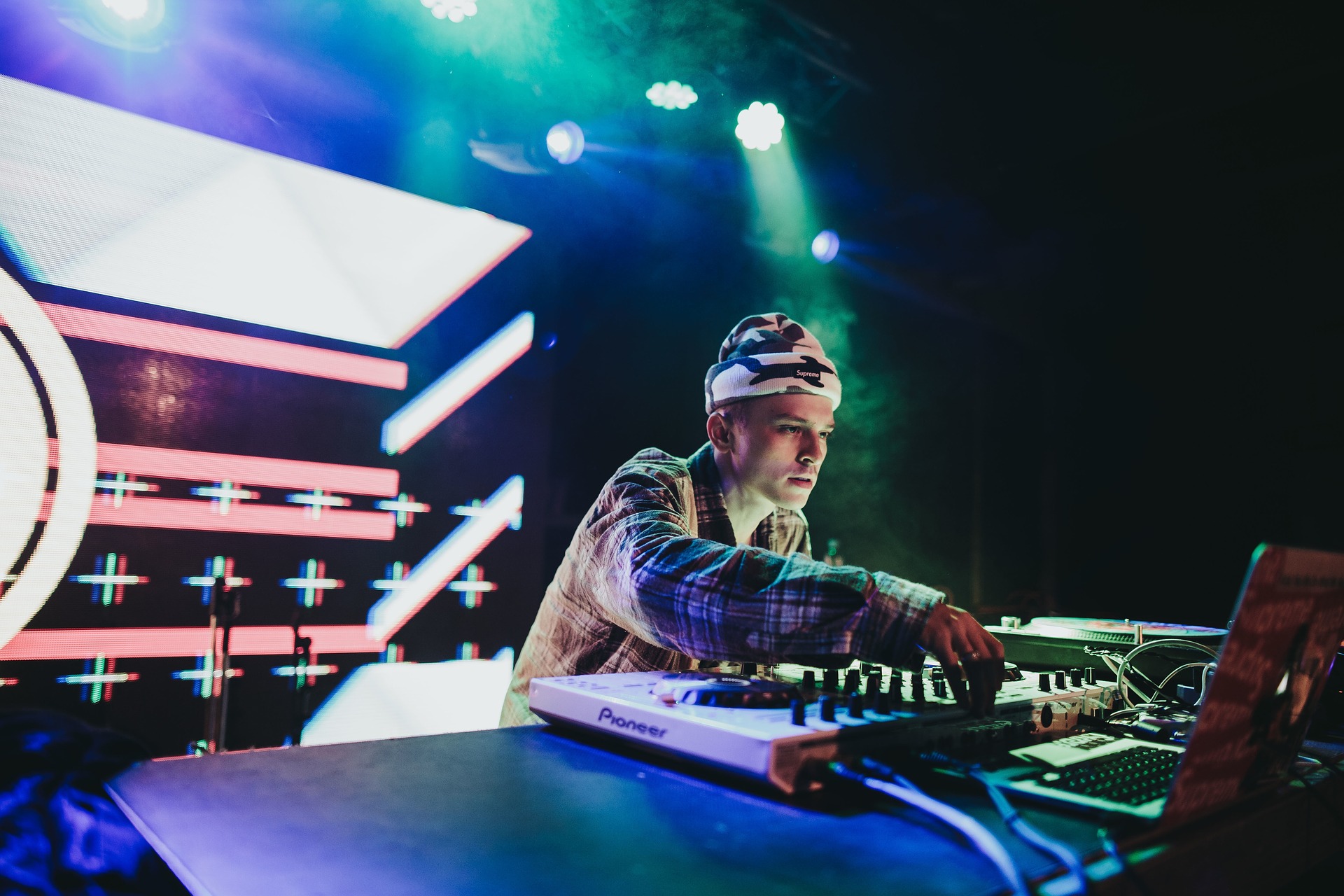 DJ 4